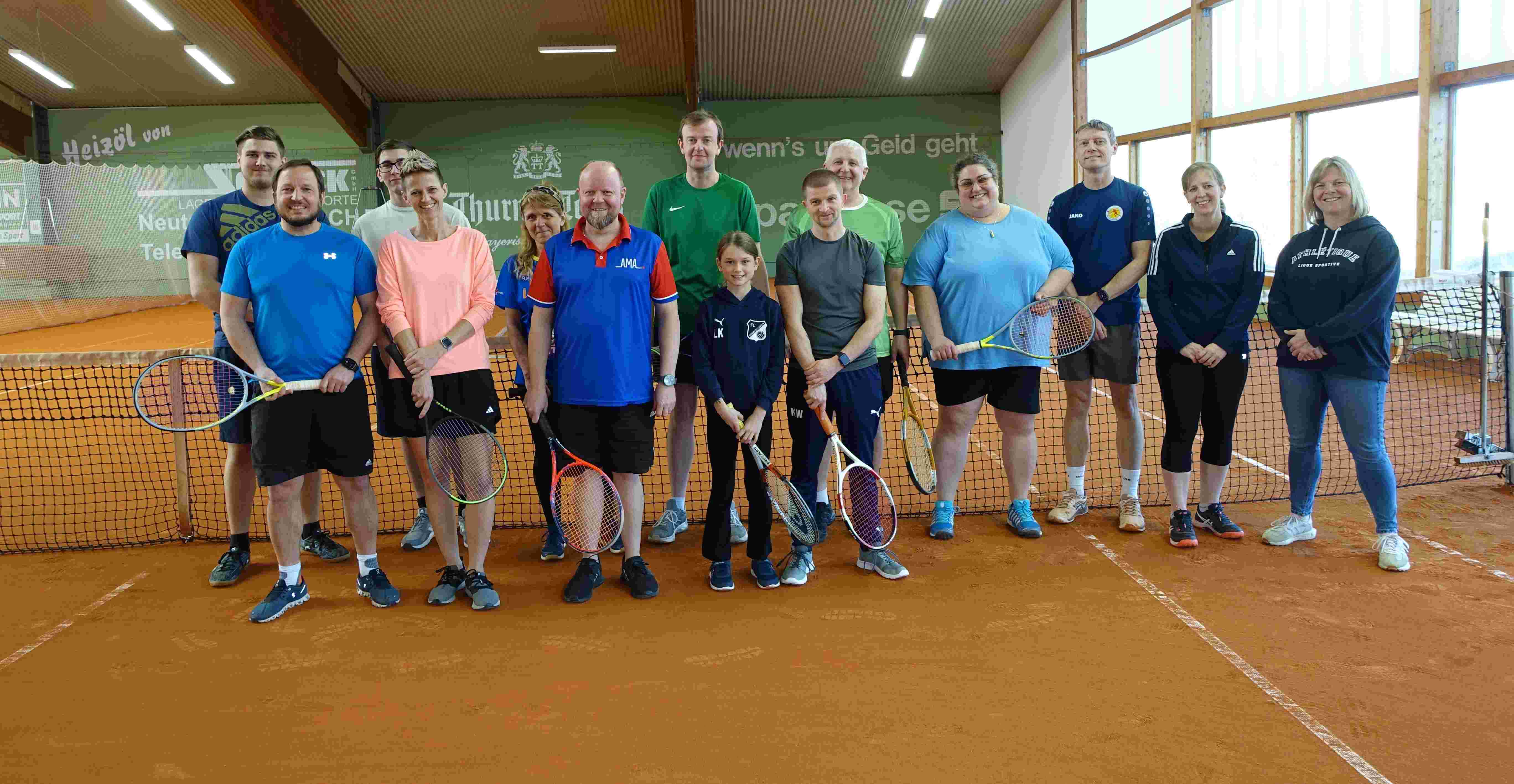 Minigolfer schwingen Tennisracket - Gelungene Gegeneinladung vom Tennisclub